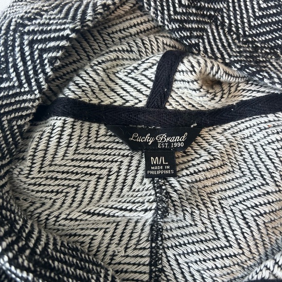 Lucky Brand Women's Black and White Herringbone Hooded SnapUp Knit Poncho Sz M/L - Picture 4 of 6